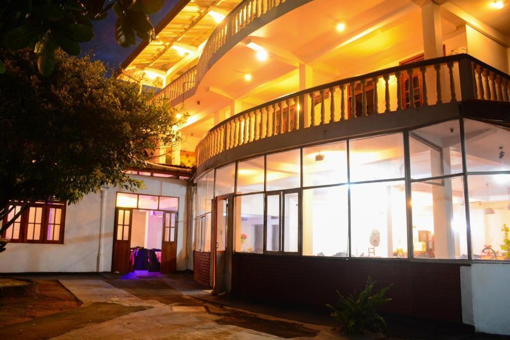 אונה ואטונה Shanthi Beach Resort מראה חיצוני תמונה