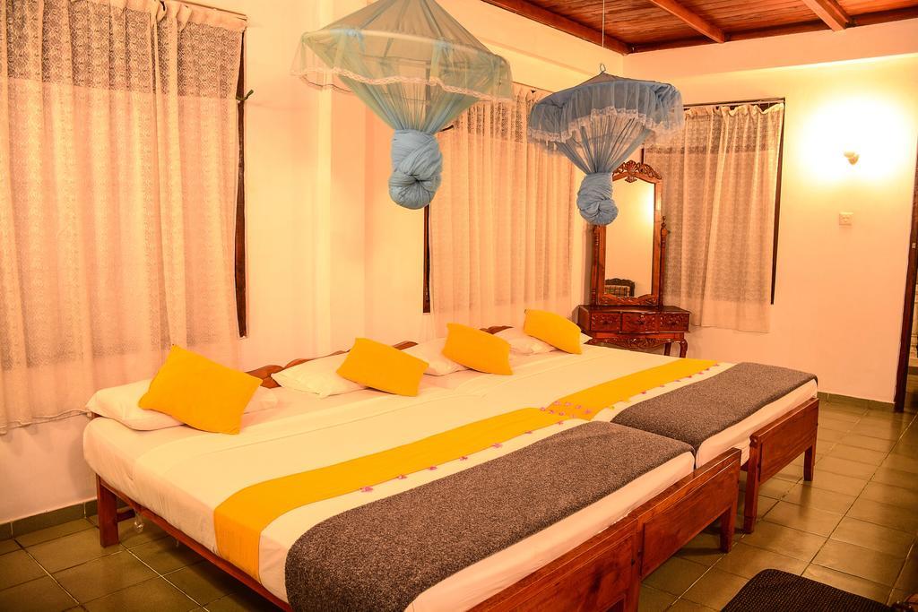 אונה ואטונה Shanthi Beach Resort מראה חיצוני תמונה