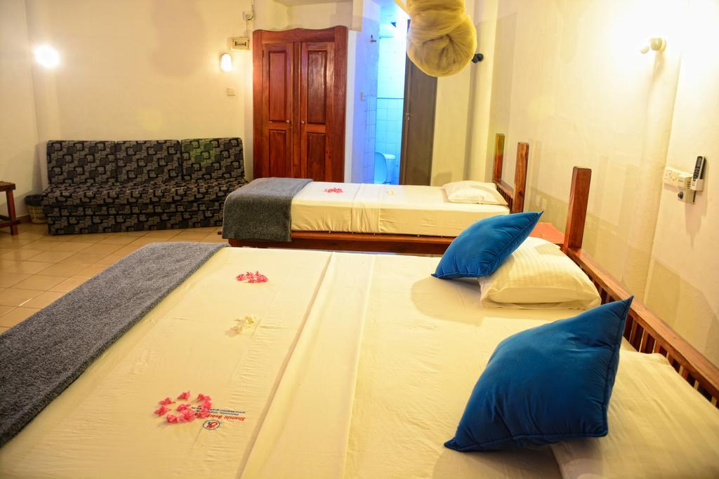 אונה ואטונה Shanthi Beach Resort מראה חיצוני תמונה