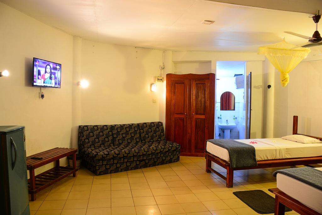 אונה ואטונה Shanthi Beach Resort מראה חיצוני תמונה