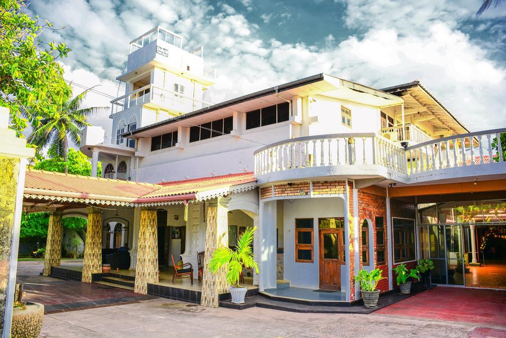 אונה ואטונה Shanthi Beach Resort מראה חיצוני תמונה